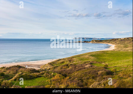 Panoramica su Whitepark Bay, vicino a Ballycastle, County Antrim, Irlanda del Nord, Regno Unito Foto Stock