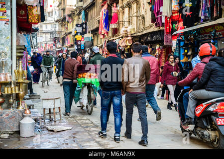 KATHMANDU, NEPAL - circa gennaio 2017: scene di strada nel quartiere di Asan. Foto Stock