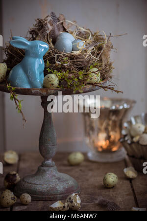 Pasqua decorazioni per la tavola in blu strega lume di candela Foto Stock