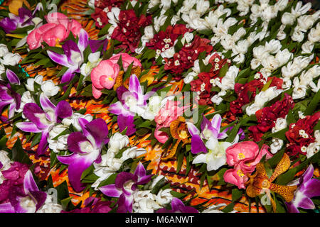 Catene di fiori, fiori, market hall di Papeete, Tahiti, Polinesia Francese Foto Stock