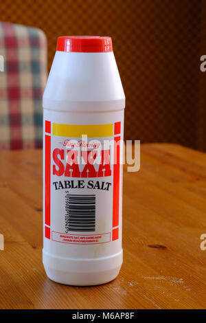 Bottiglia di plastica di Saxa sale da tavola Foto Stock