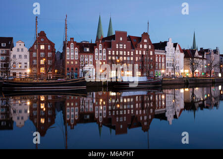 Fila di case con barche a vela in Stadttrave, Untertrave museo, Porto, Old Town, crepuscolo, Lubecca, Schleswig-Holstein, Germania Foto Stock