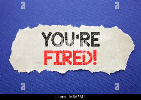 Annuncio della scrittura testo che mostra che si sono licenziati. Il concetto di business per i disoccupati o scarico nota scritta in carta con sfondo nero con lo spazio. Foto Stock