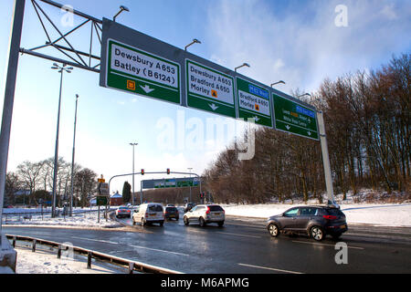 Il traffico e overhead gantry cartello stradale sulla rotatoria Tingley in Tingley, Leeds, West Yorkshire Foto Stock