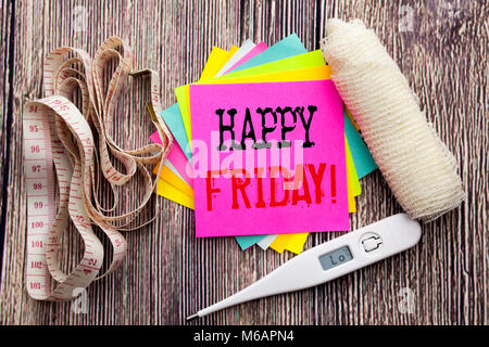 Scrittura testo Annuncio Venerdì felice . Business fitness salute concept per il week-end accogliente scritto su legno sullo sfondo di legno con bendaggio e Foto Stock