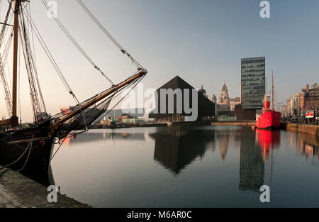 Liverpool Canning - Albert Dock con l'isola di Mann e Royal Liver Building Foto Stock