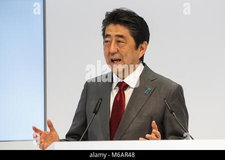 Hannover, Germania. Xx marzo, 2017. CeBIT 2017, ICT fiera: Shinzo Abe, Primo Ministro del Giappone, parla in apertura a piedi presso lo stand del CeBIT 2017-paese partner in Giappone. Credito: Christian Lademann Foto Stock