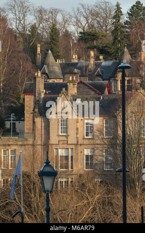 Ville in stile vittoriano nel tardo inverno il sole visto dal centro di Perth, Scotland, Regno Unito. Foto Stock