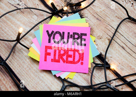 Annuncio della scrittura testo che mostra che si sono licenziati. Il concetto di business per i disoccupati o scarico scritto sul legno sfondo vintage Foto Stock