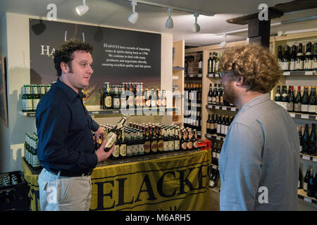 Il manager dell'Harvey's Brewery real ale shop di Lewes, East Sussex. Foto Stock