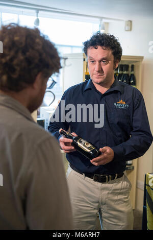 Il manager dell'Harvey's Brewery real ale shop di Lewes, East Sussex. Foto Stock