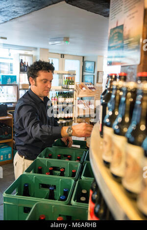 Il manager dell'Harvey's Brewery real ale shop di Lewes, East Sussex. Foto Stock