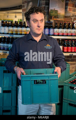 Il manager dell'Harvey's Brewery real ale shop di Lewes, East Sussex. Foto Stock