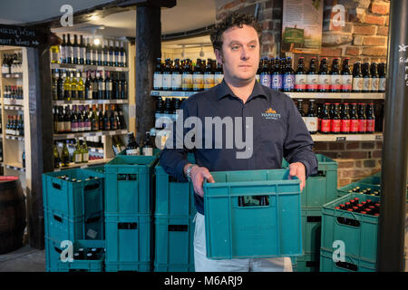 Il manager dell'Harvey's Brewery real ale shop di Lewes, East Sussex. Foto Stock