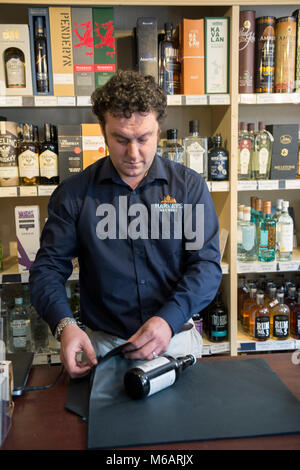 Il manager dell'Harvey's Brewery real ale shop di Lewes, East Sussex. Foto Stock