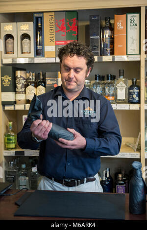 Il manager dell'Harvey's Brewery real ale shop di Lewes, East Sussex. Foto Stock