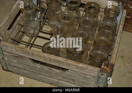 Antiche bottiglie di latte in una cassa di legno Foto Stock