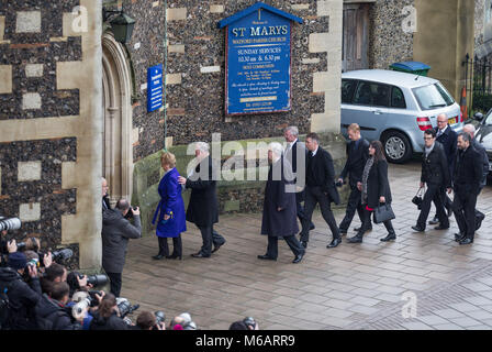 Ex Manchester United Manager sir Alex Ferguson (centro) arriva presso la chiesa con il suo figlio Darren Ferguson (Manager di Doncaster Rovers) & altri g Foto Stock