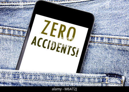 Annuncio della scrittura testo che mostra zero incidenti. Il concetto di business per la sicurezza sul lavoro scritto di pericolo Telefono cellulare telefono cellulare posto nell'uomo f Foto Stock