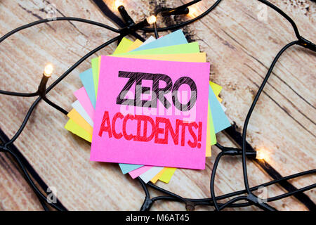 Annuncio della scrittura testo che mostra zero incidenti. Il concetto di business per la sicurezza sul lavoro scritto di pericolo sul legno sfondo vintage Foto Stock