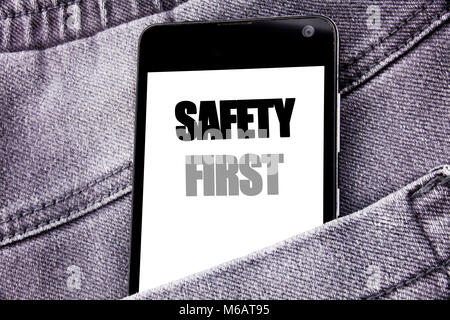 La scrittura a mano didascalia di testo di ispirazione che mostra la sicurezza prima di tutto. Il concetto di business per la sicurezza di avvertimento scritto telefono cellulare con lo spazio nella parte posteriore dei pantaloni t Foto Stock