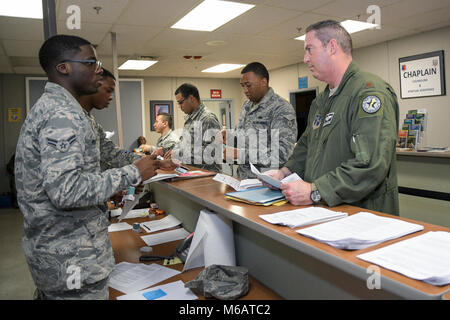 Stati Uniti Avieri da Team JSTARS in-processo attraverso la 78aria ala base personale di installazione Readiness center per una distribuzione simulato durante l'esercizio una lama di rasoio 18-02 a Robins Air Force Base, Ga., Febbraio 7, 2018. L'esercizio era una valutazione di fattibilità volti a valutare e misurare il Team JSTARS possibilità di implementare rapidamente e di impiegare pronti per il combattimento aviatori e airpower. Il focus dell'esercizio ruotava intorno al popolo di elaborazione, del carico e della E-8C comune di stelle. Team JSTARS, consistente della Georgia Air National Guard 116del controllo aria ala (ACW), active duty 461st ACW, e l'esercito JSTARS, stabilito Foto Stock