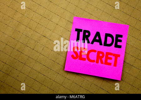 Il testo scritto a mano la didascalia che mostra il segreto commerciale. Il concetto di Business iscritto per la protezione dei dati scritti su una nota adesiva carta su sfondo giallo. Foto Stock