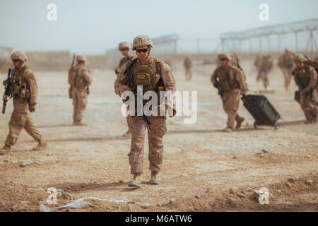 Stati Uniti Marines con la Task Force Southwest (TFSW) arrivano al 3° Brigata, esercito nazionale afghano 215th Corps' base per partecipare a un leader chiave di impegno con la nazionale afghano di difesa e di sicurezza vigenti (ANDSF) a Camp Jadeed, Afghanistan, Feb 15, 2018. I capi di Stato e di governo di TFSW e il ANDSF condotto una shura con anziani locali dal Nahr-e- Saraj distretto per acquisire una maggiore conoscenza della zona di sicurezza della situazione. Il ANDSF sono continuamente al lavoro per aumentare la stabilità per il popolino locale mentre persistentemente combattendo contro il nemico con il supporto di TFSW. (U.S. Marine Foto Stock