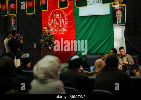 Soldato afgano Il Mag. Gen. Wali Muhammed Ahmadzai, comandante generale dell'esercito nazionale afghano 215th Corps (sinistra), parla con gli anziani del villaggio dal Nahr-e- distretto Saraj durante una shura per discutere di portare stabilità torna nella regione come Stati Uniti Marine Brig. Gen. Benjamin T. Watson, comandante generale della Task Force sud-ovest (TFSW) (destra), prende appunti a Camp Jadeed, Afghanistan, Feb 15, 2018. I capi di Stato e di governo di TFSW e la nazionale afghano di difesa e di sicurezza vigenti (ANDSF) condotto una shura per acquisire una maggiore conoscenza della situazione della sicurezza attraverso gli anziani locali dal Nahr-e- Sara Foto Stock