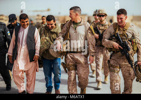 Stati Uniti Marine Brig. Gen. Benjamin T. Watson, Comandante generale della Task Force sud-ovest (TFSW)(centro), e Col. Christopher J. Douglas, Senior Advisor per la zona 505th polizia nazionale (a destra), a piedi con gli anziani del villaggio a Camp Jadeed, Afghanistan, Feb 15, 2018. I capi di Stato e di governo di TFSW e la nazionale afghano di difesa e di sicurezza vigenti (ANDSF) condotto una shura con anziani locali dal Nahr-e-distretto Saraj per acquisire una maggiore conoscenza della zona di sicurezza della situazione. Il ANDSF sono continuamente al lavoro per aumentare la stabilità per il popolino locale mentre persistentemente combattendo il nemico wit Foto Stock