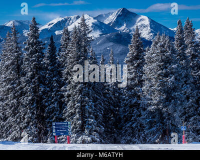 Il Monte di Santa Croce da vicino alla sommità della Cima Express 4 di sollevamento, inverno, Vail Ski Resort, Vail Colorado. Foto Stock