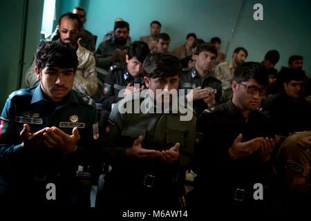 Poliziotti con la zona di 505th Polizia nazionale afgana (ANP) pregare insieme prima di laurearsi da un combattimento lifesaving corso su Bost Airfield, Afghanistan, Feb 17, 2018. La settimana di ANP led-corso è stato progettato per insegnare le basi del campo di cure mediche per trattare casualities e aumentare la profiency di afghana per la difesa nazionale e le forze di sicurezza durante le operazioni di costante nella provincia di Helmand. (U.S. Marine Corps Foto Stock