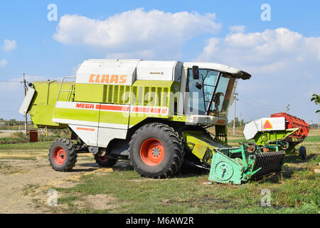 Russia, Poltavskaya village - 6 Settembre 2015: Mietitrebbia macchine agricole Foto Stock