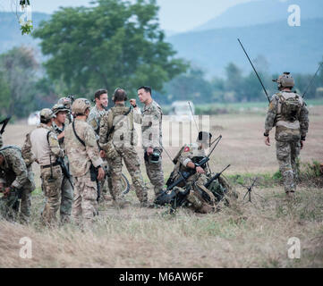 Un U.S. Air Force 320Tattiche speciali squadrone comandante delle truppe di colloqui con i 353 Special Operations Group e 320i comandanti STS Febbraio 20, 2018 a gamma Chandy, Thailandia. Come coronamento della Cobra Gold 2018, gli operatori dal 320STS e Royal Thai Air Force 3 Operazioni Speciali reggimento eseguito full mission profilo per accedere pararescueman e controller di combattimento proficiency in più la missione le attività essenziali. (U.S. Air Force Foto Stock