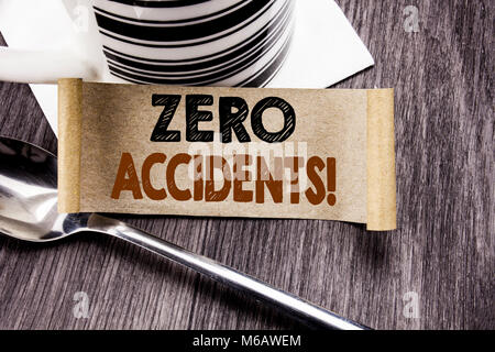 Annuncio della scrittura testo che mostra zero incidenti. Il concetto di business per la sicurezza sul lavoro scritto di pericolo su una nota adesiva carta su legno legno backgroun Foto Stock