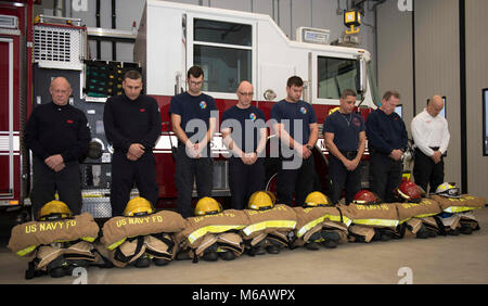 Struttura di supporto DEVESELU, Romania (feb. 22, 2018) supporto navale Facility (NSF) Deveselu fuoco e servizi di emergenza stand personale in formazione durante un allarme di ultima cerimonia in onore di Chief Dean Riewald, Navy regione Europa, Africa, Asia sud-ovest's fire chief, recentemente scomparso. L'ultima cerimonia di allarme è una tradizione onorata da tempo il fuoco e il personale di emergenza utilizzare per pagare rispetto ai loro compagni caduti. NSF e Deveselu egida a terra il sistema di Difesa Missilistica della Romania sono co-localizzato con il rumeno 99th Base Militare e gioca un ruolo chiave nel missile balistico di difesa in Europa orientale. (U.S. Foto Stock