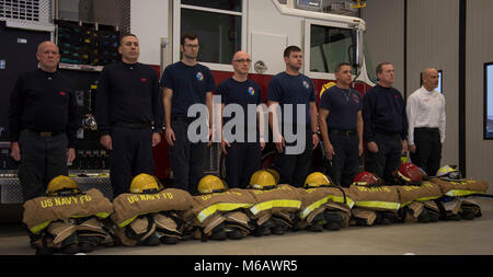 Struttura di supporto DEVESELU, Romania (feb. 22, 2018) supporto navale Facility (NSF) Deveselu fuoco e servizi di emergenza stand personale in formazione durante un allarme di ultima cerimonia in onore di Chief Dean Riewald, Navy regione Europa, Africa, Asia sud-ovest's fire chief, recentemente scomparso. L'ultima cerimonia di allarme è una tradizione onorata da tempo il fuoco e il personale di emergenza utilizzare per pagare rispetto ai loro compagni caduti. NSF e Deveselu egida a terra il sistema di Difesa Missilistica della Romania sono co-localizzato con il rumeno 99th Base Militare e gioca un ruolo chiave nel missile balistico di difesa in Europa orientale. (U.S. Foto Stock