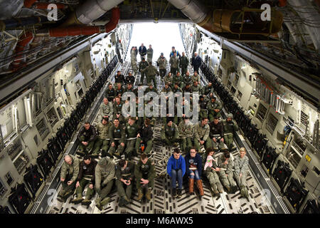 Il 436th porta antenna squadrone Terminal Passeggeri, la terza Airlift Squadron e il nono Airlift Squadron condotto una Noncombatant ordine di evacuazione durante un esercizio di base dal 23 febbraio, 2018. A bordo di una C-17 Globemaster III, membri di equipaggio sicuro di passeggeri in preparazione per la simulazione di evacuazione durante l'esercizio. (U.S. Air Force Foto Stock