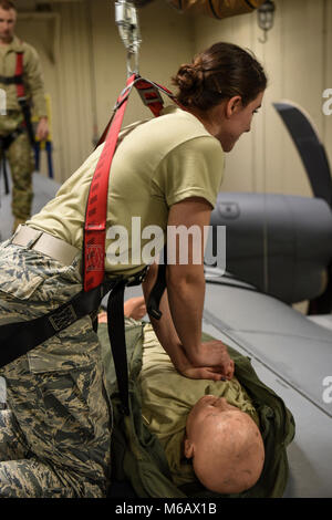 Stati Uniti Air Force Airman 1. Classe Sarah Gress, un sistema a carburante specialista con il 193rd Operazioni Speciali squadrone Manutenzione, Pennsylvania Air National Guard, completa le compressioni toraciche su un manichino durante un spazi confinati esercitazione di soccorso, Feb 24, 2018 presso il 193rd Special Operations Wing cella a combustibile in Middletown, Pennsylvania. Gress RCP eseguita sul manichino fino a quando i servizi di emergenza è arrivato sulla scena per prendere in consegna. (U.S. Air National Guard Foto Stock