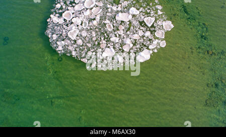 Formazioni di ghiaccio nel lago Michigan. Sempre una prospettiva unica. Foto Stock