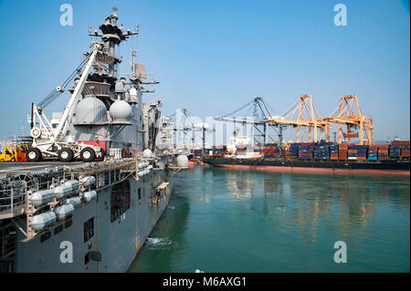 Il Porto di Laem Chabang, Thailandia (feb. 26, 2018) l'assalto anfibio nave USS Bonhomme Richard (LHD 6) si diparte il Porto di Laem Chabang, Thailandia, a seguito di una programmata visita porta. Bonhomme Richard è operativo nell'Indo-Pacifico regione come parte di un regolarmente programmata di pattugliamento e fornisce una rapida capacità di risposta in caso di emergenza regionale o calamità naturali. (U.S. Navy Foto Stock