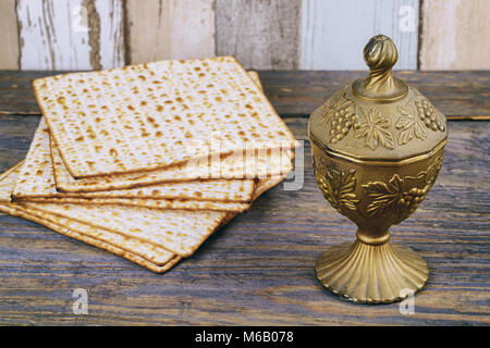 Matzo per Pasqua con barra in metallo e il vino sulla tavola da vicino Foto Stock