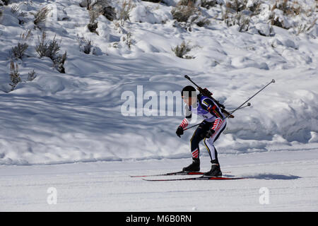 Sgt. Alfredo Varela del Colorado National Guard scava in profondità per mantenere lo slancio prima voce in un tratto della salita di gara Sprint durante il Chief National Guard Bureau campionati di Biathlon a Soldier cava, Utah, domenica 25 febbraio, 2018. La guardia nazionale dei membri e civili provenienti da 24 diversi Stati membri parteciperanno alla 4-evento compeition che conclude il giovedì, 1 marzo. Foto Stock