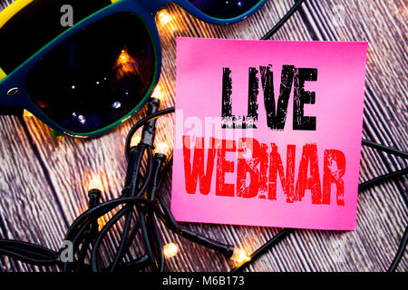 La scrittura a mano didascalia di testo mostra Live Webinar. Il concetto di business per il Business Web E-learning scritto sul legno con occhiali da sole spazio copia Foto Stock