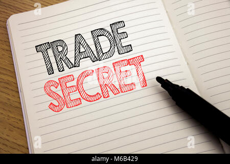 Annuncio della scrittura testo che mostra il segreto commerciale. Il concetto di business per la protezione dei dati scritti su notebook con spazio sul libro lo sfondo con il marcatore Foto Stock