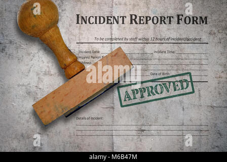 Modello di un Incident report form e francobollo di legno su sfondo vintage Foto Stock