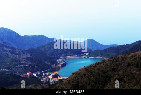 Unzen cittadina e il serbatoio di acqua come visto dal Monte Myoken ( Myokendake ) nel vulcano Unzen Geoparco. Foto Stock