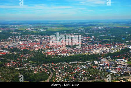 Una più stretta vista aerea di Ulm Minster (Ulmer Münster) e Ulm, Germania meridionale su una soleggiata giornata estiva Foto Stock