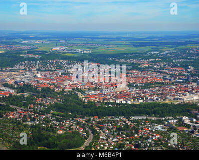 Una più stretta vista aerea di Ulm Minster (Ulmer Münster) e Ulm, Germania meridionale su una soleggiata giornata estiva Foto Stock