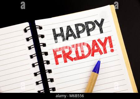 Annuncio della scrittura testo che mostra Venerdì felice . Il concetto di Business Week end accogliente scritto su blocco note con spazio sul legno vecchio backgroun in legno Foto Stock